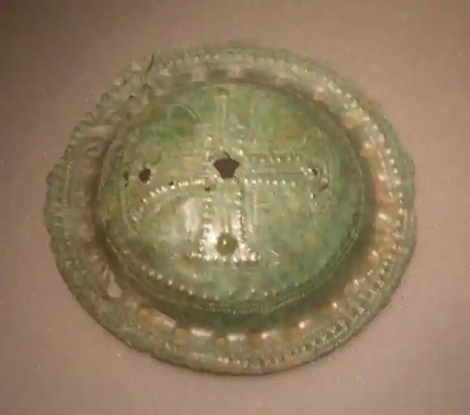 Circular brooch with cross in the center